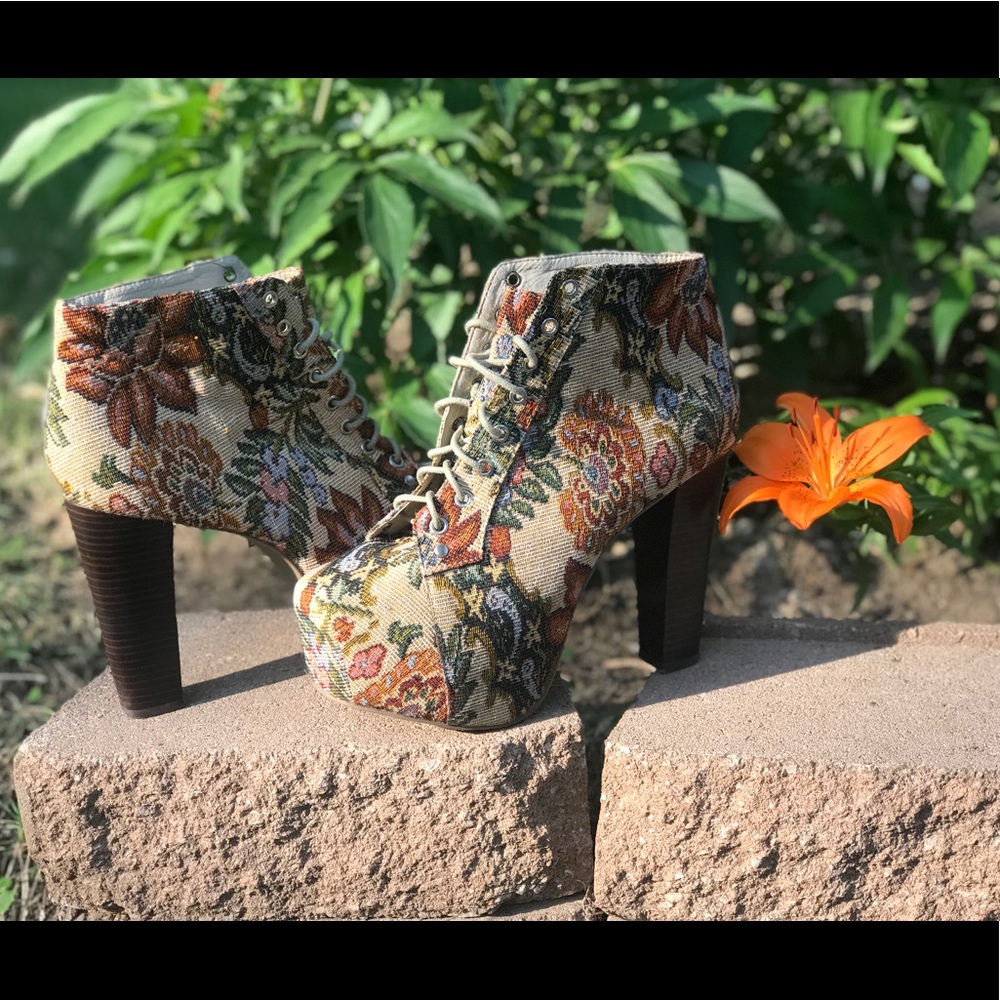 Unique Vintage Floral platform heels 🌼 - Picture 2 of 5